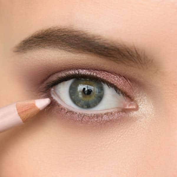 Makeup to enlarge eyes
